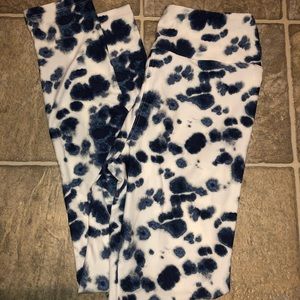 Blue tie dye and white leggings